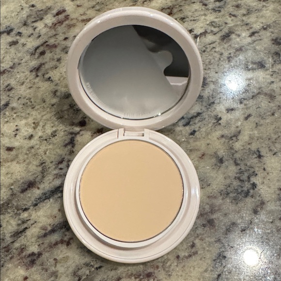 2WN Compact Powder Foundation - Picture 2 of 8